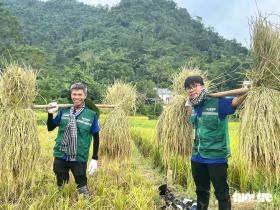 'Những người quàng khăn rằn' từ TP.HCM dựng nhà, khám bệnh cho bà con vùng lũ phía Bắc