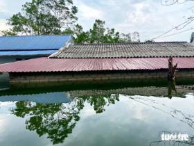 Vào rốn lũ Chương Mỹ, Hà Nội: Nước vẫn ngập, đi thuyền 2km mới tới trường