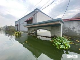 Vào rốn lũ Chương Mỹ, Hà Nội: Nước vẫn ngập, đi thuyền 2km mới tới trường