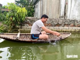 Vào rốn lũ Chương Mỹ, Hà Nội: Nước vẫn ngập, đi thuyền 2km mới tới trường