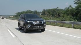 Anh Tây chê tài xế Toyota Fortuner 'hung hăng'  第2张