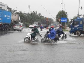  TP HCM mưa dai dẳng từ sáng đến trưa, nhiều tuyến đường bị ngập