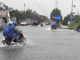  TP HCM mưa dai dẳng từ sáng đến trưa, nhiều tuyến đường bị ngập