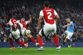 Arsenal đánh rơi chiến thắng trước Man City  第45张