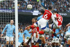 Arsenal đánh rơi chiến thắng trước Man City  第49张