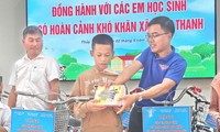  Thủ lĩnh Đoàn đất Thủ ghép hình cờ Tổ quốc bằng chứng nhận hiến máu mừng lễ 2/9 