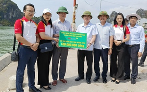 Phó Chủ tịch Thường trực TƯ Hội NDVN Phan Như Nguyện thăm, tặng quà tại vùng lũ Thái Nguyên