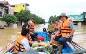 Phó Chủ tịch Thường trực TƯ Hội NDVN Phan Như Nguyện thăm, tặng quà tại vùng lũ Thái Nguyên