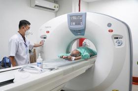 Bệnh nhân ung thư trong cơn 'hoảng loạn' vượt hàng nghìn km để được chụp PET/CT