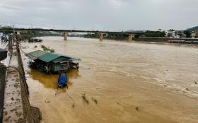 'Sách vở ném lên lò gạch vẫn còn, nhưng nhà em đã bị lũ cuốn trôi'