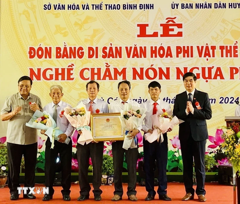  Đón Bằng Di sản Văn hóa Phi vật thể Quốc gia “Nghề chằm nón ngựa Phú Gia&quot; 