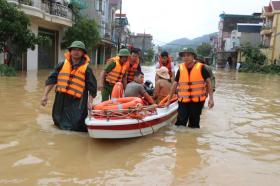  Công an Bắc Giang kịp thời hỗ trợ đưa 2 người dân trong vùng lũ đi cấp cứu 