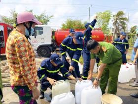  Công an Bến Tre hỗ trợ nước ngọt cho người dân vùng hạn mặn 