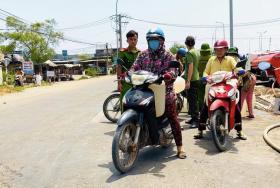  Công an Bến Tre hỗ trợ nước ngọt cho người dân vùng hạn mặn 