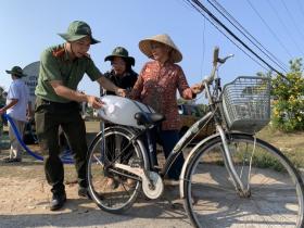  Công an Bến Tre hỗ trợ nước ngọt cho người dân vùng hạn mặn 