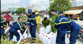  Công an Bến Tre hỗ trợ nước ngọt cho người dân vùng hạn mặn 