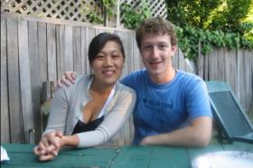 Cách Mark Zuckerberg 'khoe' vợ trên mạng 