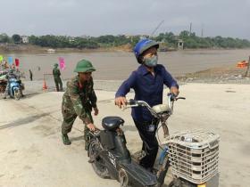  90 phút thông xe, cầu phao Phong Châu đón hơn 10.000 lượt phương tiện lưu 第10张