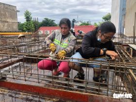 Ở trọ long đong không được vay tiền, cháu đậu đại học, cả nhà ôm nhau khóc