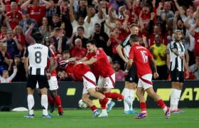  &quot;Vua cá cược&quot; Sandro Tonali tái xuất, Newcastle hạ Nottingham Forest ở League Cup