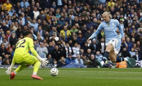  Haaland cán mốc 100 bàn, Man City thoát hiểm phút 90+8