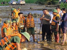 Thủ tướng Phạm Minh Chính đến hiện trường Làng Nủ - nơi gần 100 người chết và mất tích vì lũ quét