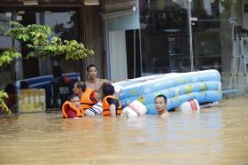 TP Yên Bái còn nơi ngập sâu 2m, đi thuyền chuyển lương thực, nước uống cho người dân