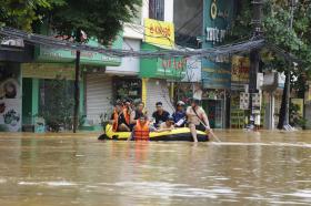 TP Yên Bái còn nơi ngập sâu 2m, đi thuyền chuyển lương thực, nước uống cho người dân