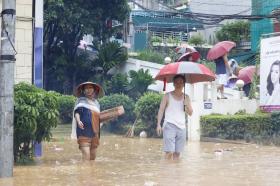 TP Yên Bái còn nơi ngập sâu 2m, đi thuyền chuyển lương thực, nước uống cho người dân