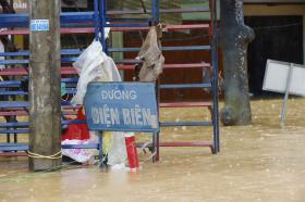 TP Yên Bái còn nơi ngập sâu 2m, đi thuyền chuyển lương thực, nước uống cho người dân