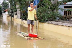 Cảnh sống trên thuyền, ngủ mái nhà ở &quot;rốn lũ&quot; sông Hoàng Long