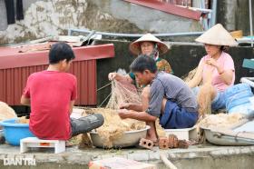 Cảnh sống trên thuyền, ngủ mái nhà ở &quot;rốn lũ&quot; sông Hoàng Long