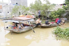 Cảnh sống trên thuyền, ngủ mái nhà ở &quot;rốn lũ&quot; sông Hoàng Long