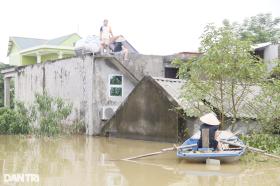 Cảnh sống trên thuyền, ngủ mái nhà ở &quot;rốn lũ&quot; sông Hoàng Long