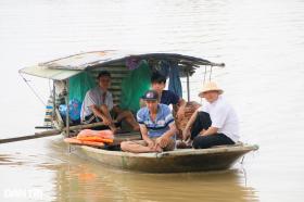 Cảnh sống trên thuyền, ngủ mái nhà ở &quot;rốn lũ&quot; sông Hoàng Long  第10张