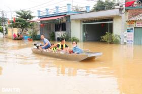 Cảnh sống trên thuyền, ngủ mái nhà ở &quot;rốn lũ&quot; sông Hoàng Long  第12张