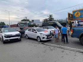 8 xe tông liên hoàn trên quốc lộ 51, kẹt xe hơn 5km