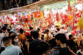 Vạn người chen chúc đêm Trung thu, phố Hàng Mã “thất thủ”