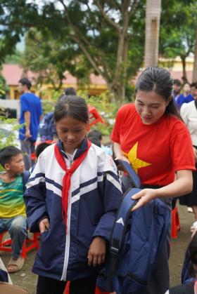 Chung tay vì học sinh vùng lũ với chương trình “Lũ ở dưới chân, sách vẫn trên lưng”