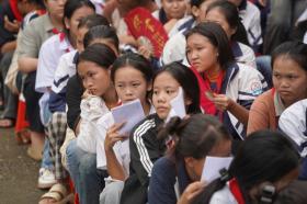 Chung tay vì học sinh vùng lũ với chương trình “Lũ ở dưới chân, sách vẫn trên lưng”