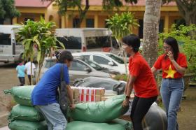 Chung tay vì học sinh vùng lũ với chương trình “Lũ ở dưới chân, sách vẫn trên lưng”  第12张