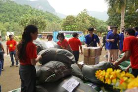 Chung tay vì học sinh vùng lũ với chương trình “Lũ ở dưới chân, sách vẫn trên lưng”  第11张