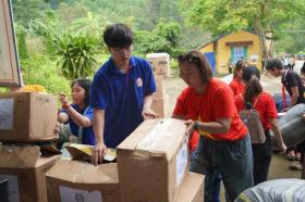 Chung tay vì học sinh vùng lũ với chương trình “Lũ ở dưới chân, sách vẫn trên lưng”  第13张