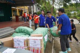 Chung tay vì học sinh vùng lũ với chương trình “Lũ ở dưới chân, sách vẫn trên lưng”  第10张