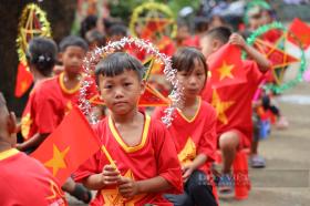 Mang Tết Trung thu đến với học sinh nghèo người dân tộc La Hủ ở huyện biên giới Mường Tè (Lai Châu)