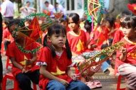 Mang Tết Trung thu đến với học sinh nghèo người dân tộc La Hủ ở huyện biên giới Mường Tè (Lai Châu)