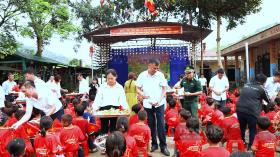 Mang Tết Trung thu đến với học sinh nghèo người dân tộc La Hủ ở huyện biên giới Mường Tè (Lai Châu)  第12张