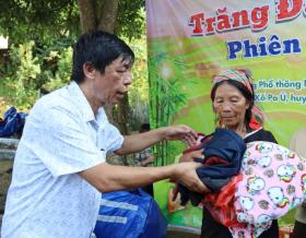 Trao yêu thương tới đồng bào người La Hủ huyện biên giới Mường Tè, Lai Châu