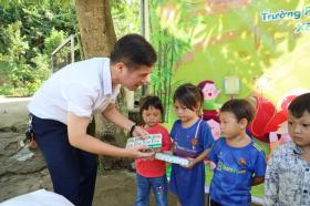 Trao yêu thương tới đồng bào người La Hủ huyện biên giới Mường Tè, Lai Châu