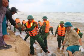  Bộ đội biên phòng &apos;căng mình&apos; ứng cứu bờ biển sạt lở nguy hiểm 